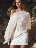 Chal de gasa color marfil con textura arrugada, diseño asimétrico de caída fluida sobre el hombro para playa o evento - Cove Ivory Chal.