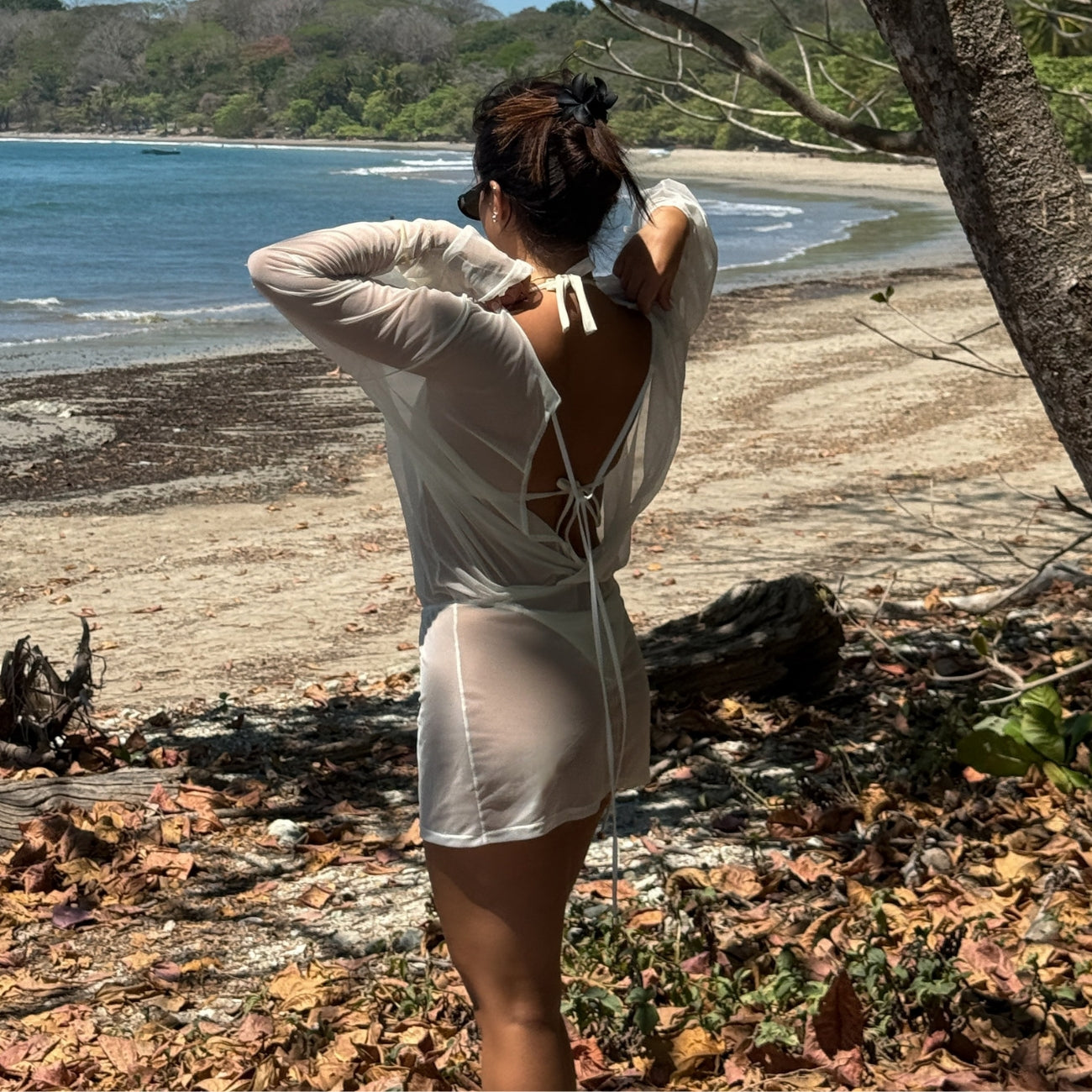 Vestido blanco resortwear en playa