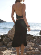 Falda midi negra de corte asimétrico y tiro bajo, confeccionada en tela fluida para un ajuste elegante de playa - Santal Noir Skirt.