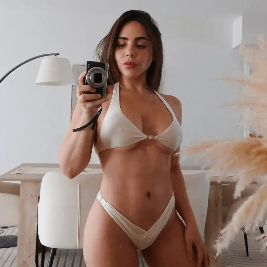 Bikini Montsia Ivory, color marfil elegante, traje de baño Qalata Swim Perú con top y panty combinados