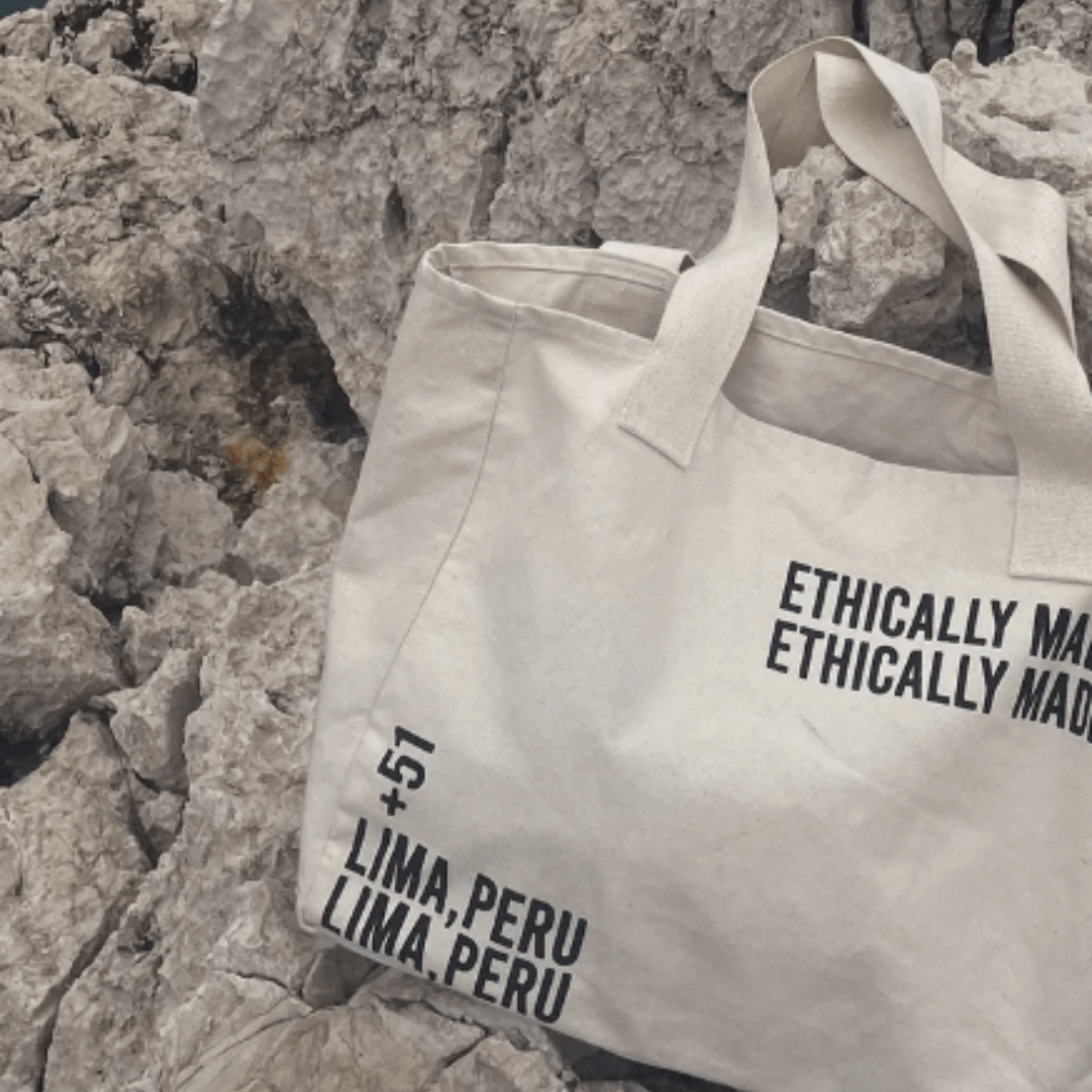 Tote bag de tela color crudo con logo Qalata en negro, bolso de playa resistente