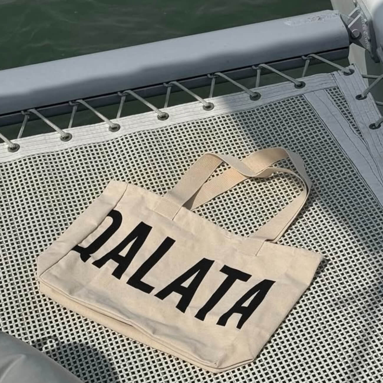 Tote bag de tela color crudo con logo Qalata en negro, bolso de playa resistente
