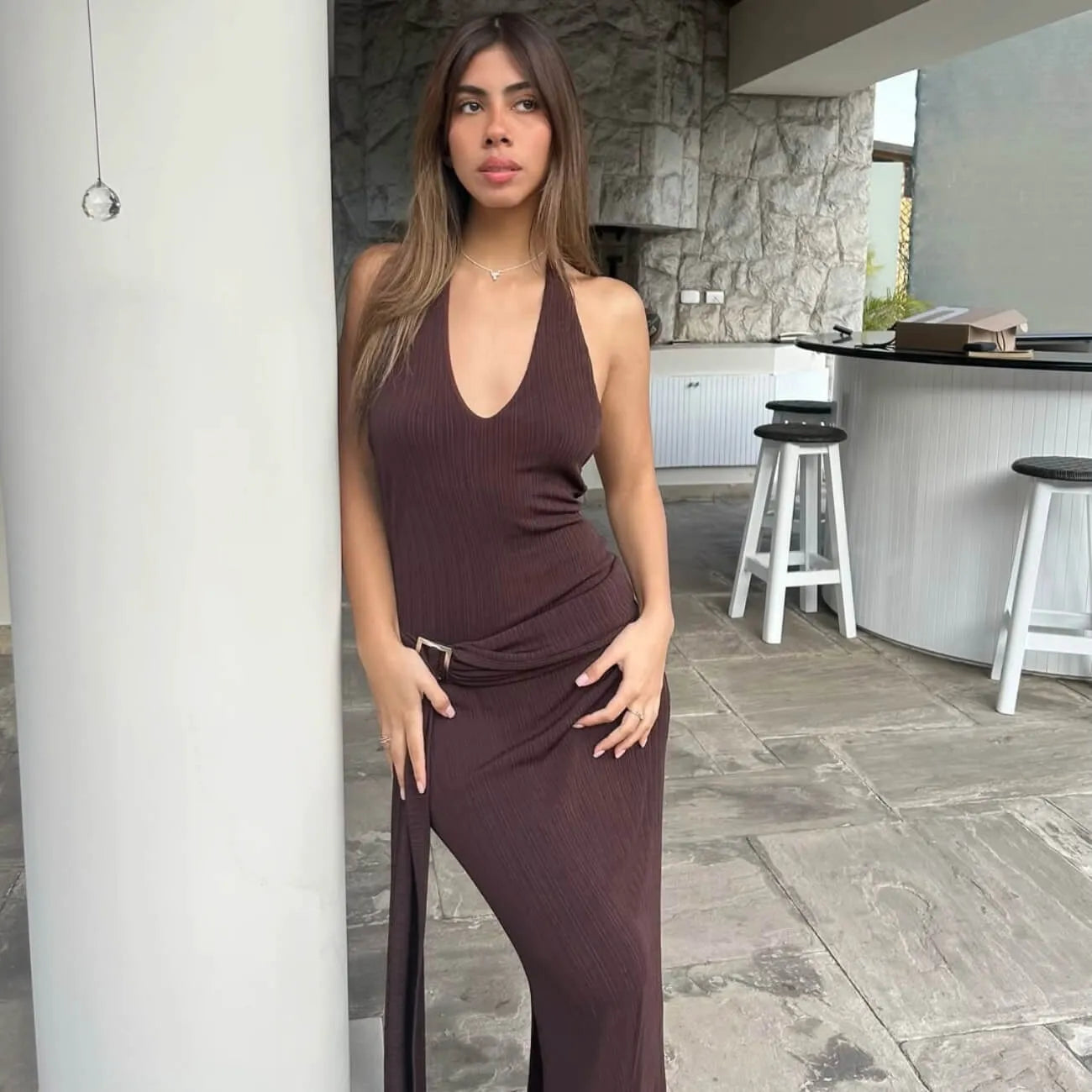 Vestido Taormina Espresso, color café intenso, estilo elegante Qalata Swim Perú para verano